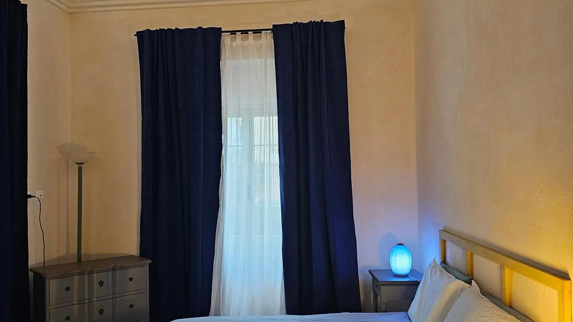 Blu Oltremare Camere Bijoux 瓦拉泽 住宿加早餐酒店